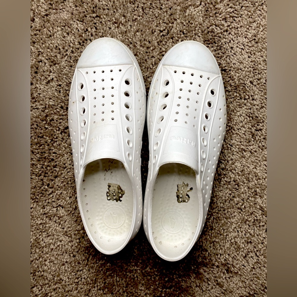 Natives White woman’s 8 shoe